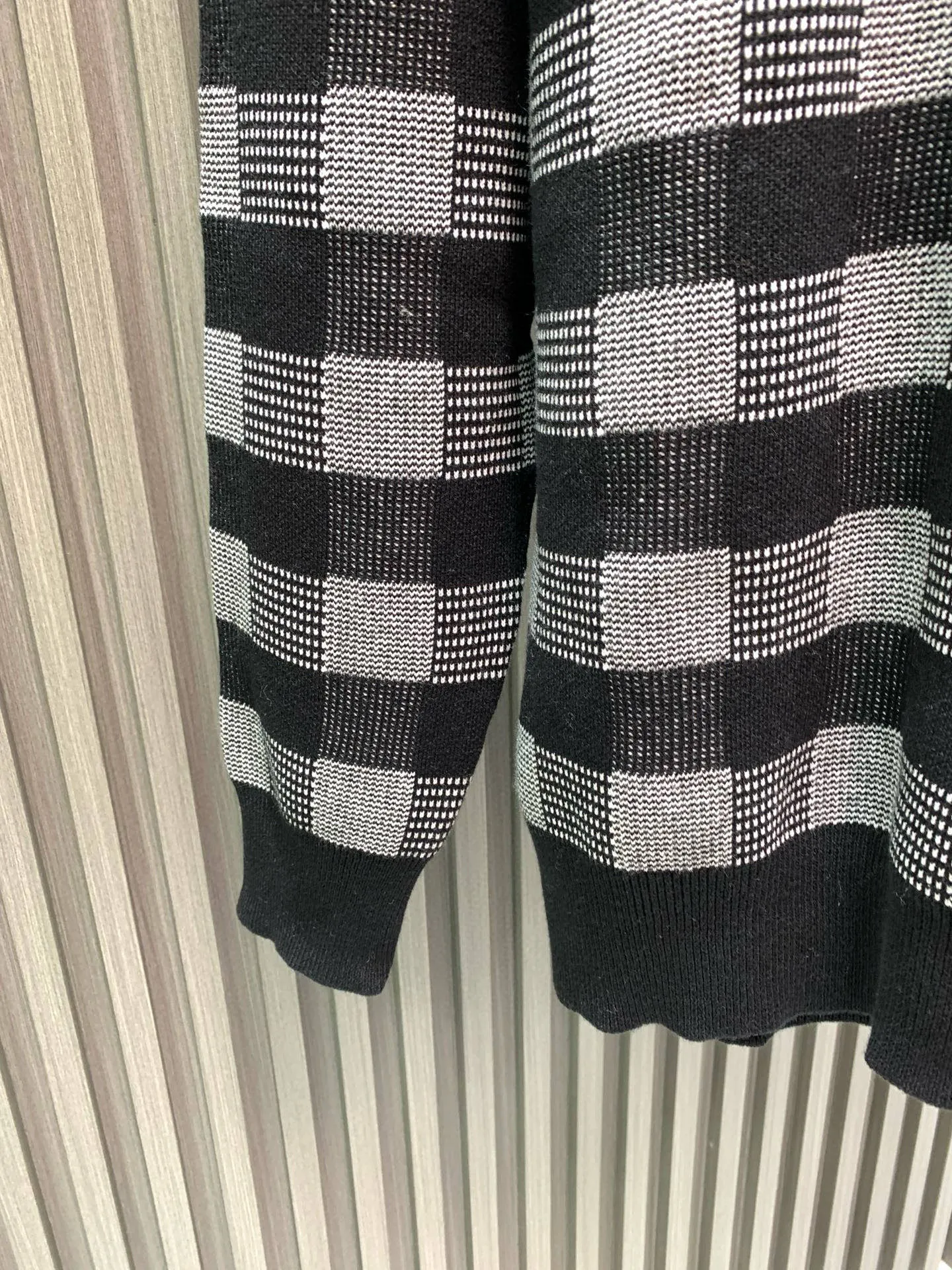 🅿️480 🀄️ Louis Vuitton Louis Vuitton 25* autumn and winter hooded knitted sweatshirt. Unique black and white with a square shape. The chain in front of the neck is full of prominence. A heavy-duty high-end product. Another high-luxury platinum-level item. There is no need to question the quality of things from the Lu family. Its rank and brand influence are very representative. It has its own unique style aesthetics and is excellent in details. Retro yet fashionable and modern, the needlework is delicate, soft and thick to the touch, and has an excellent skin-friendly experience.
